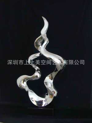 現(xiàn)代藝術(shù)與實用主義的融合 電鍍抽象雕塑與健身空間的和諧共生